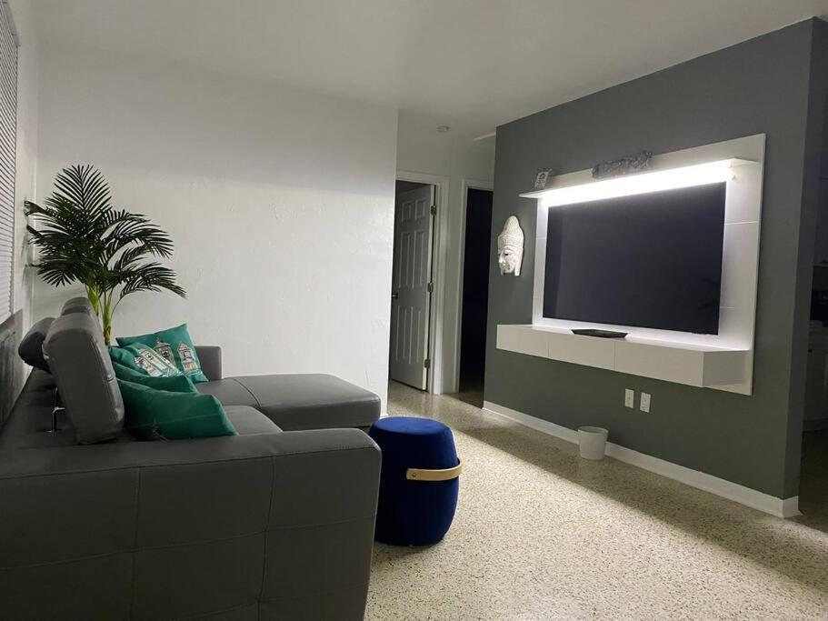 Stayover In Miami Home 2Br - 1Bth - Free Parking Exterior photo